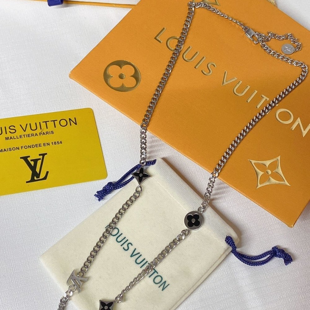 L0vis Vvtt0n Lv Spike Charms Necklace Silver M01717