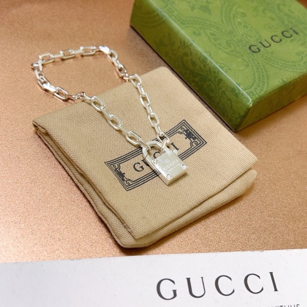 Gvc*1 Trademark Silver Chain ​​Bracelet With Padlock