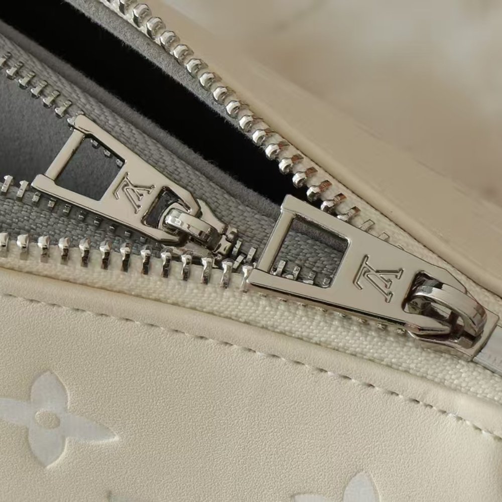 L0vis Vvtt0n Coussin PM Cream 26Cm M11986