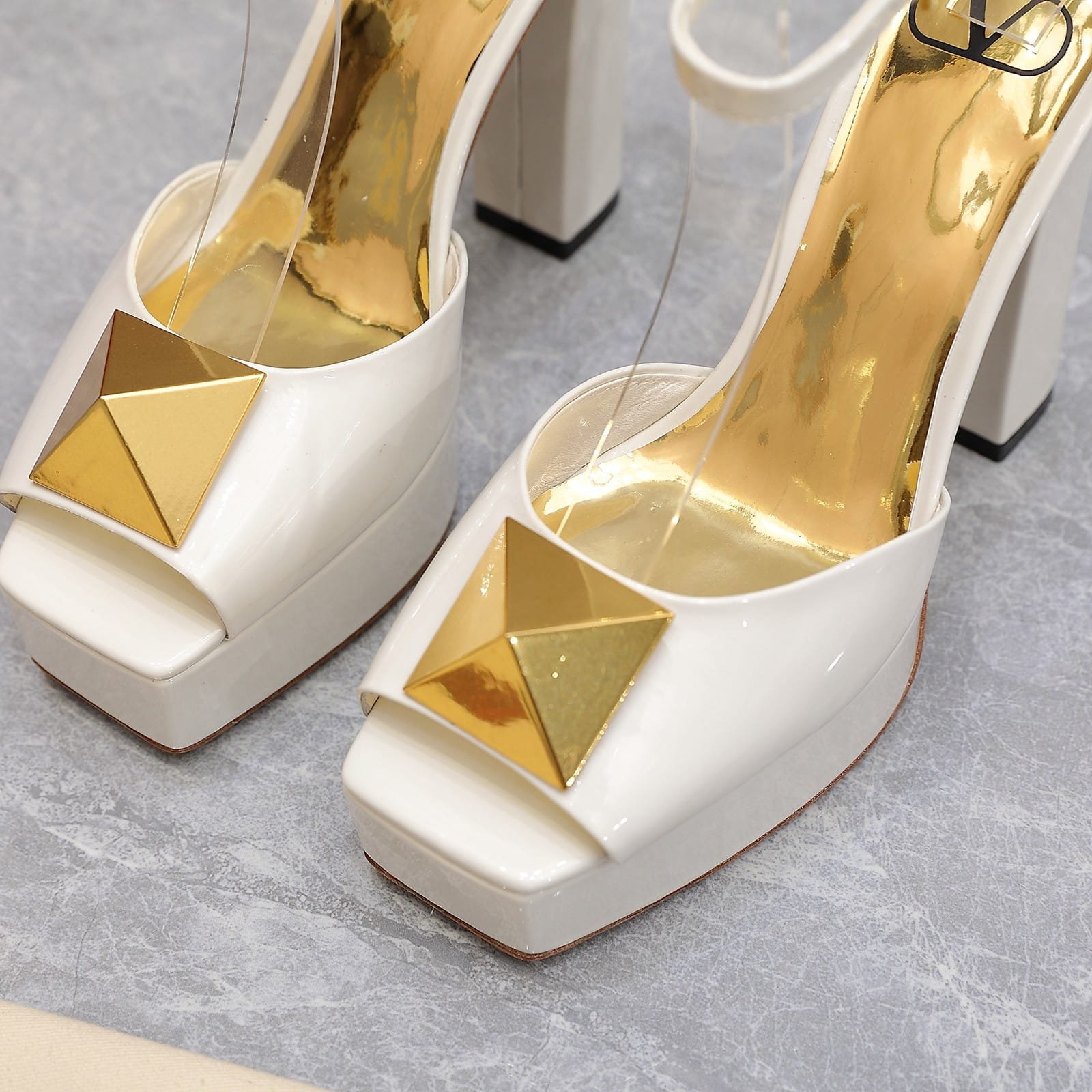 [S*per Vip 1:1] Va1e*ntin0 Garavani Open Toe Pump One Stud Platform Patent Leather White