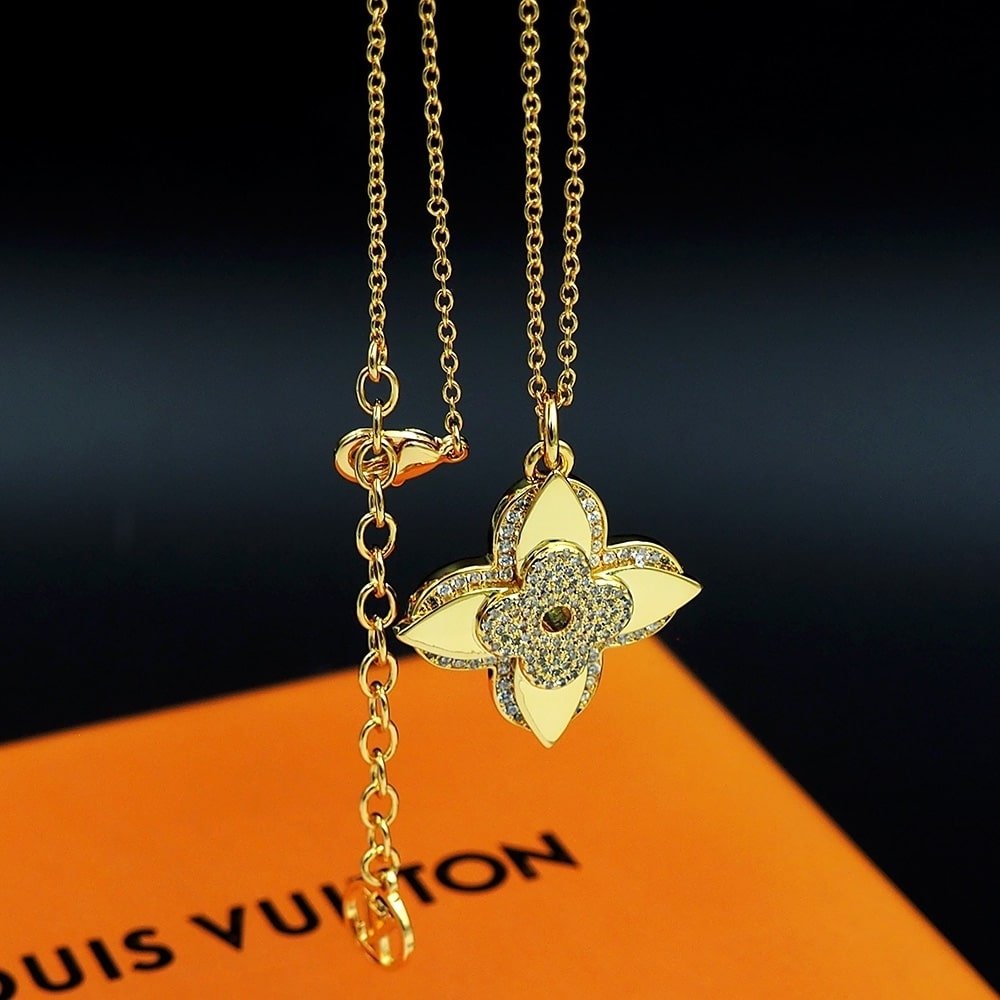 L0vis Vvtt0n Lv Medaillon Necklace Gold M02001