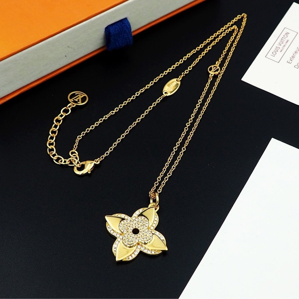 L0vis Vvtt0n Lv Medaillon Necklace Gold M02001