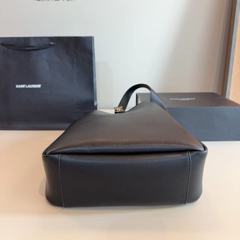 Sa1nt Lau*nt Le 5 À 7 Soft Small Hobo Bag In Smooth Leather Black 713938Aaauq1000
