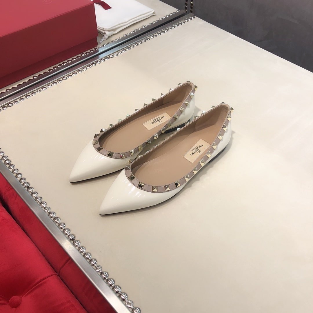 Va1e*ntin0 Patent Rockstud Ballet Flat White