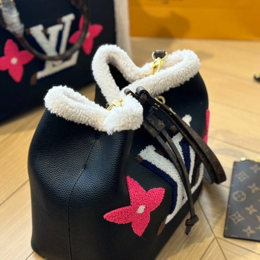 L0vis Vvtt0n Neonoe Mm Bag Monogram Teddy Shearling Black 26Cm M56963