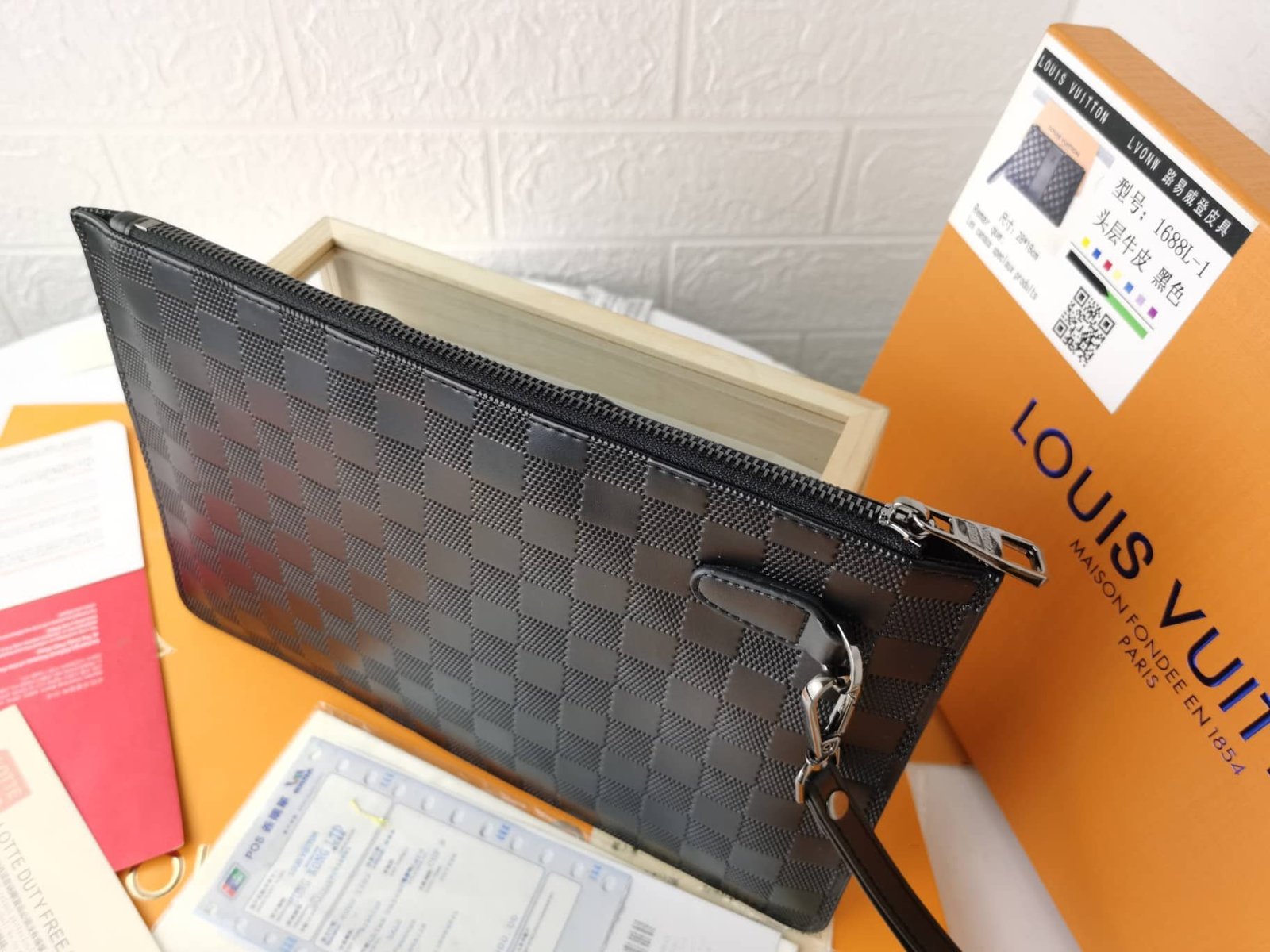 L0vis Vvtt0n Pochette Damier Canvas Black 27Cm