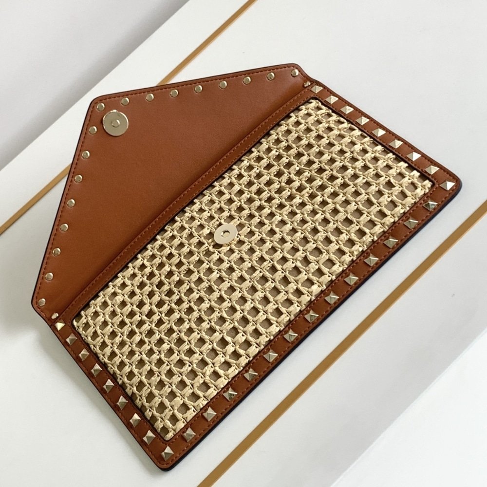 Va1e*ntin0 Garavani Rockstud Raffia Clutch Bag In Brown 28Cm