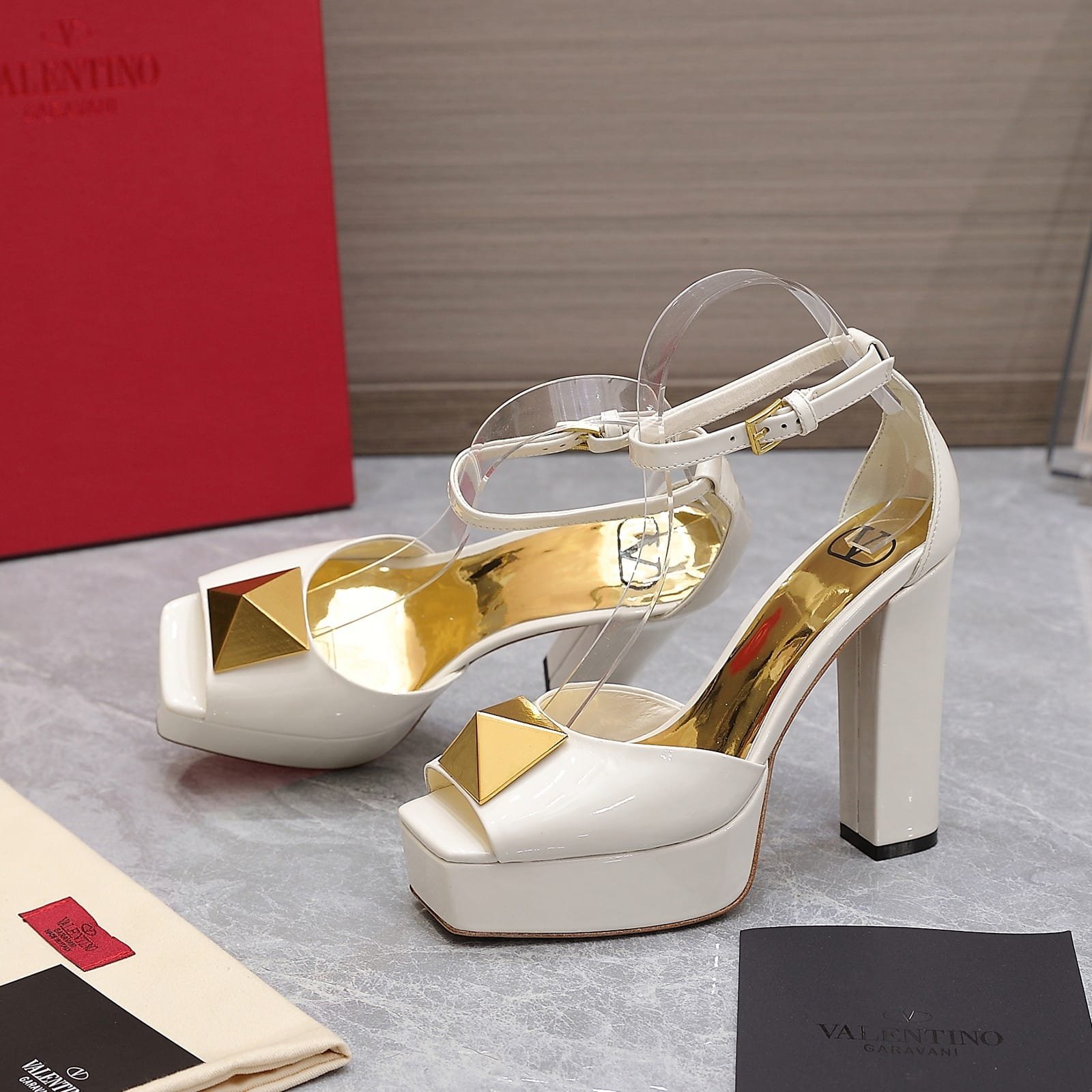 [S*per Vip 1:1] Va1e*ntin0 Garavani Open Toe Pump One Stud Platform Patent Leather White