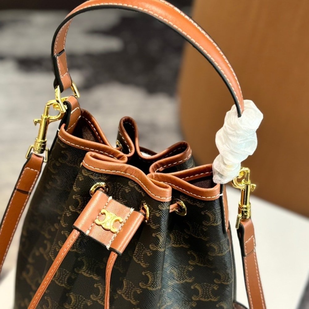 Ce1i*e Clara Triomphe Canvas Calfskin Brown 23Cm