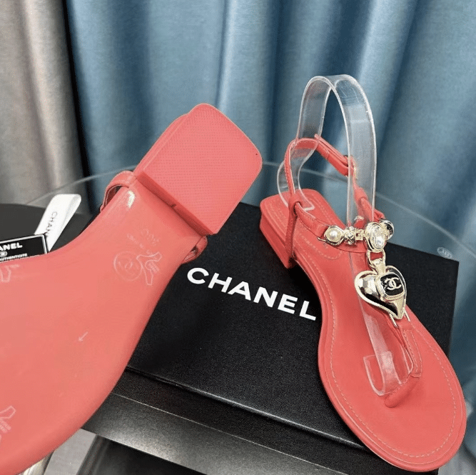 Ch**el Shiny Pearl Crystal Cc Heart Thong Sandals Red G39674 X01000 0S084