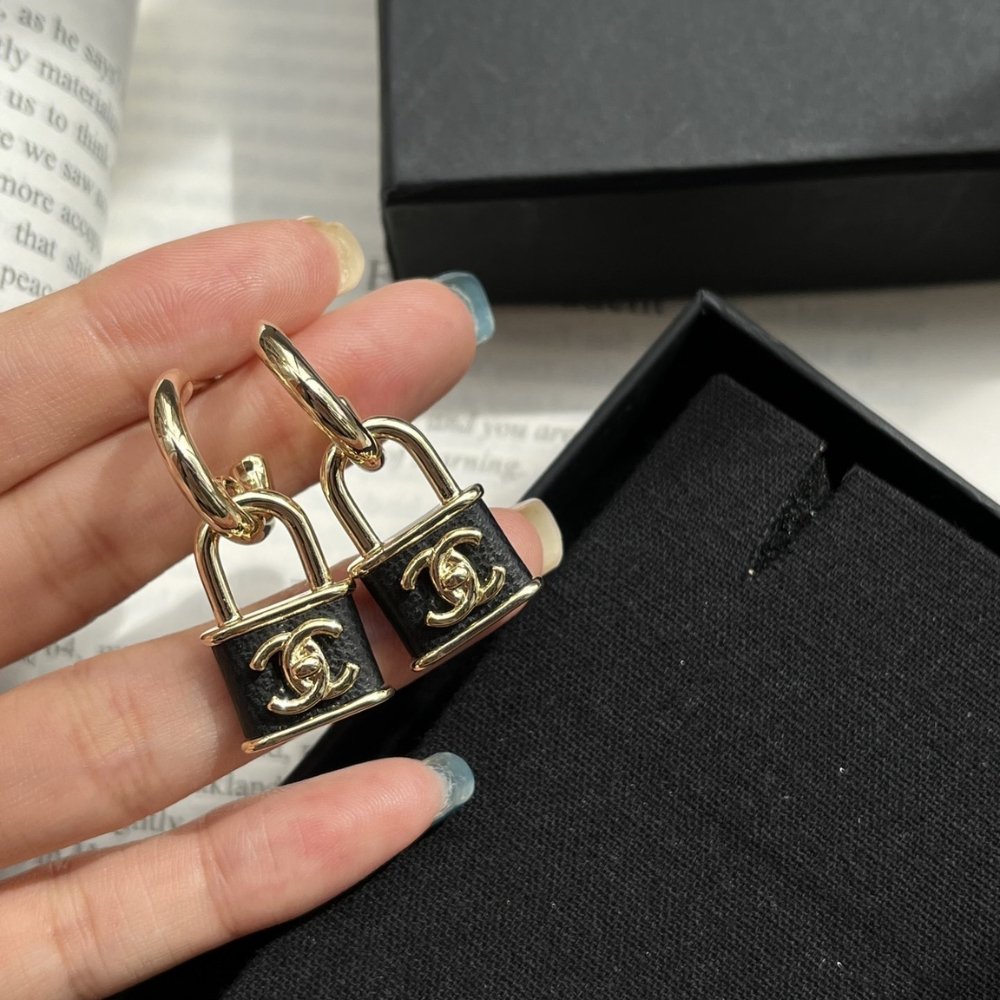 Ch**el Padlock Drop Earrings With Black Enamel Abg000 B20851 U1561