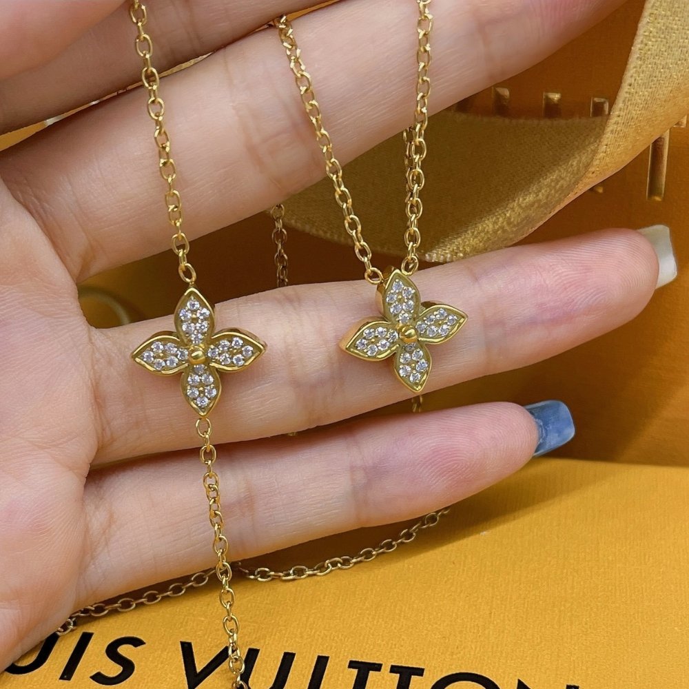 L0vis Vvtt0n Star Blossom Bracelet Gold Q95666