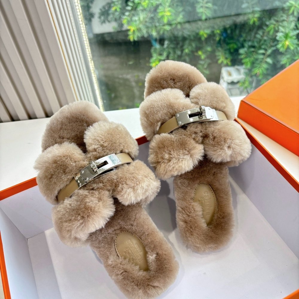 H**me5 Shearling Fur Oran Silver Buckle Sandal Beige