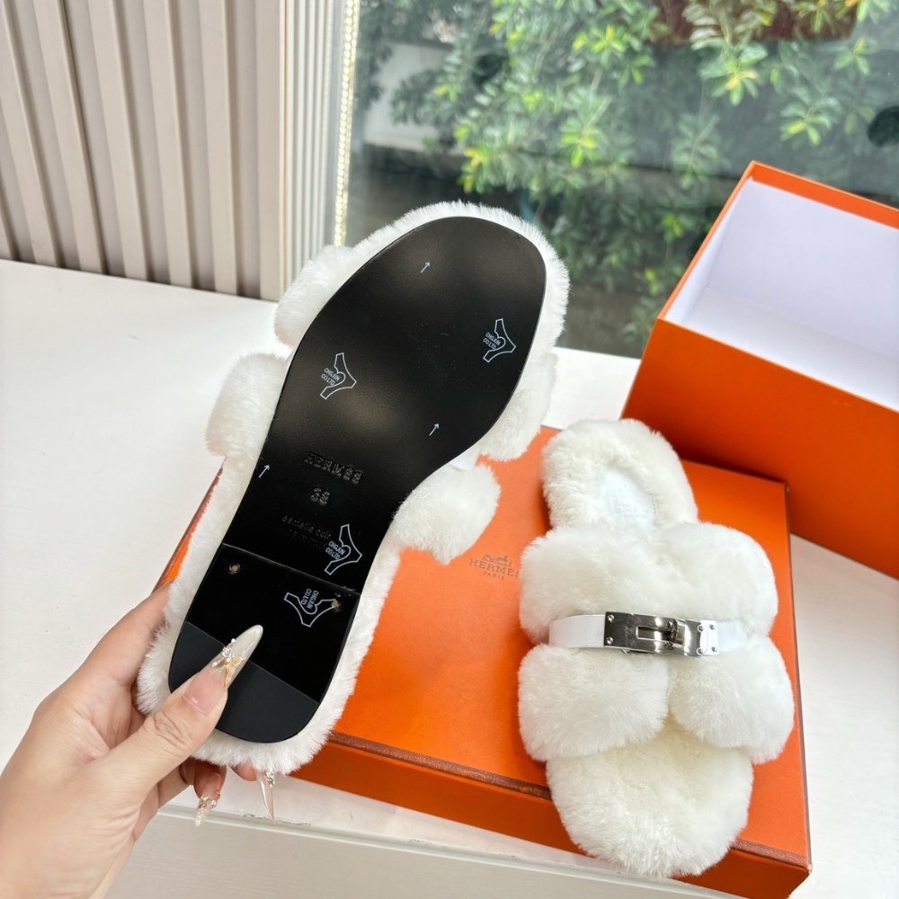 H**me5 Shearling Fur Oran Silver Buckle Sandal White