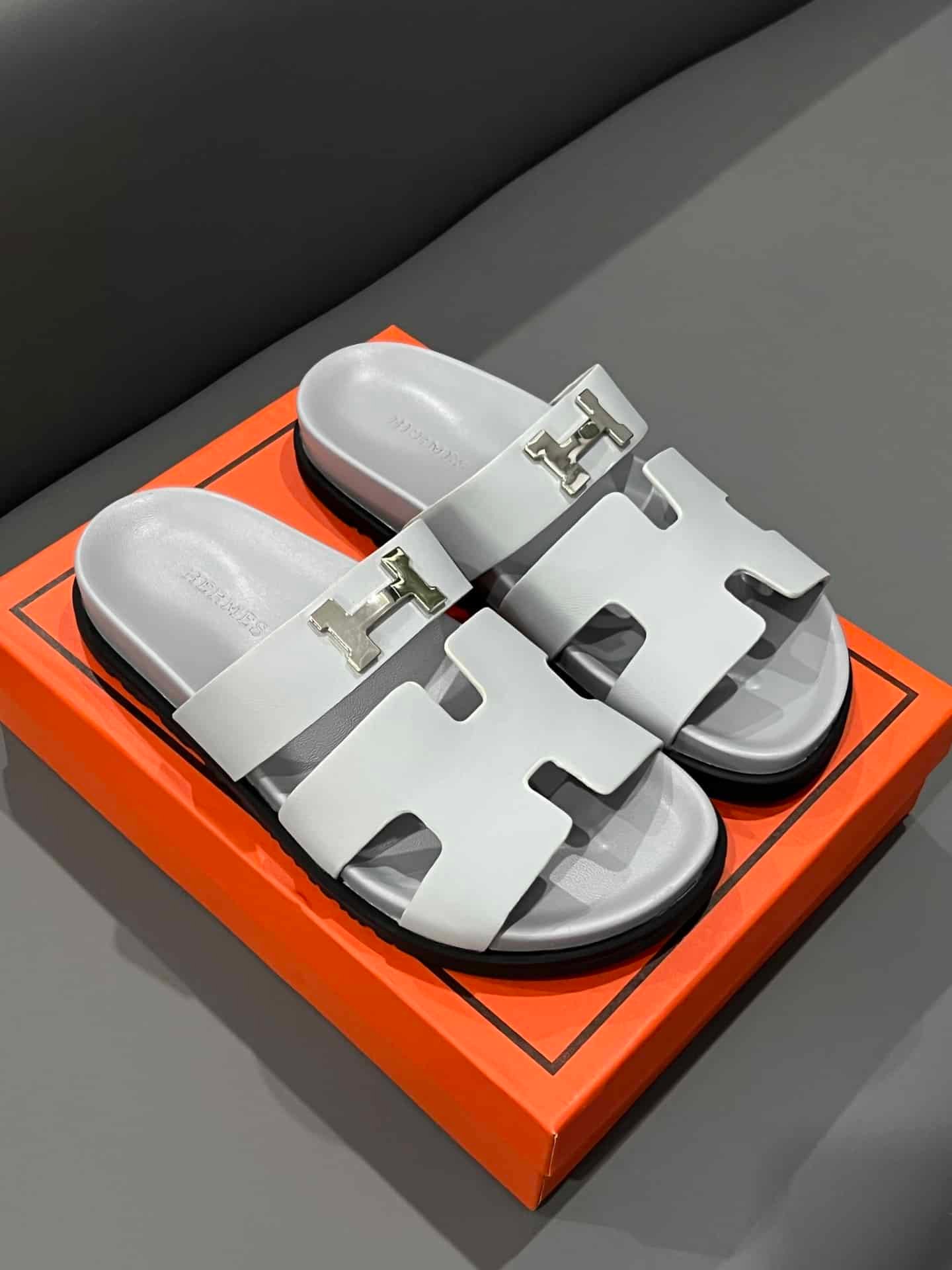 H**me5 Chypre Sandal H Logo Silver Hardware Light Grey