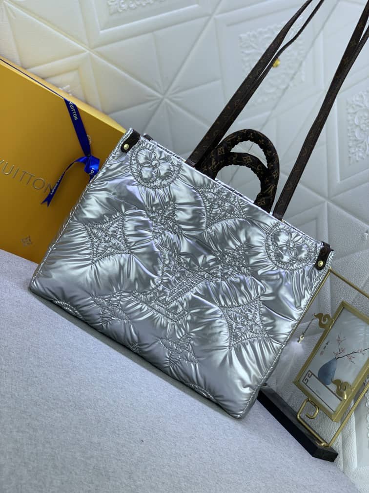 L0vis Vvtt0n Onthego Pillow Handbag Silver 34Cm