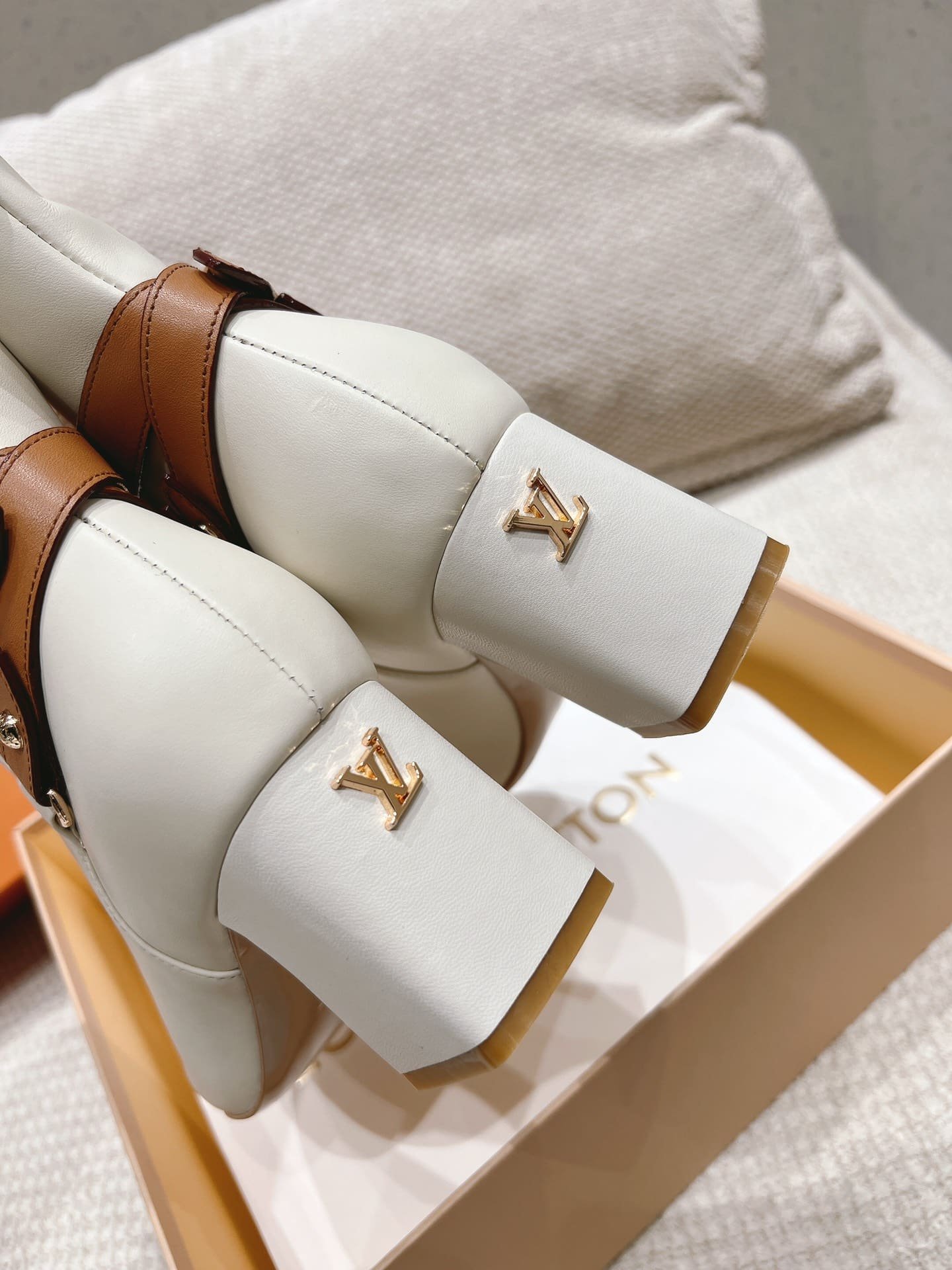 L0vis Vvtt0n Parisienne Ankle Boot White
