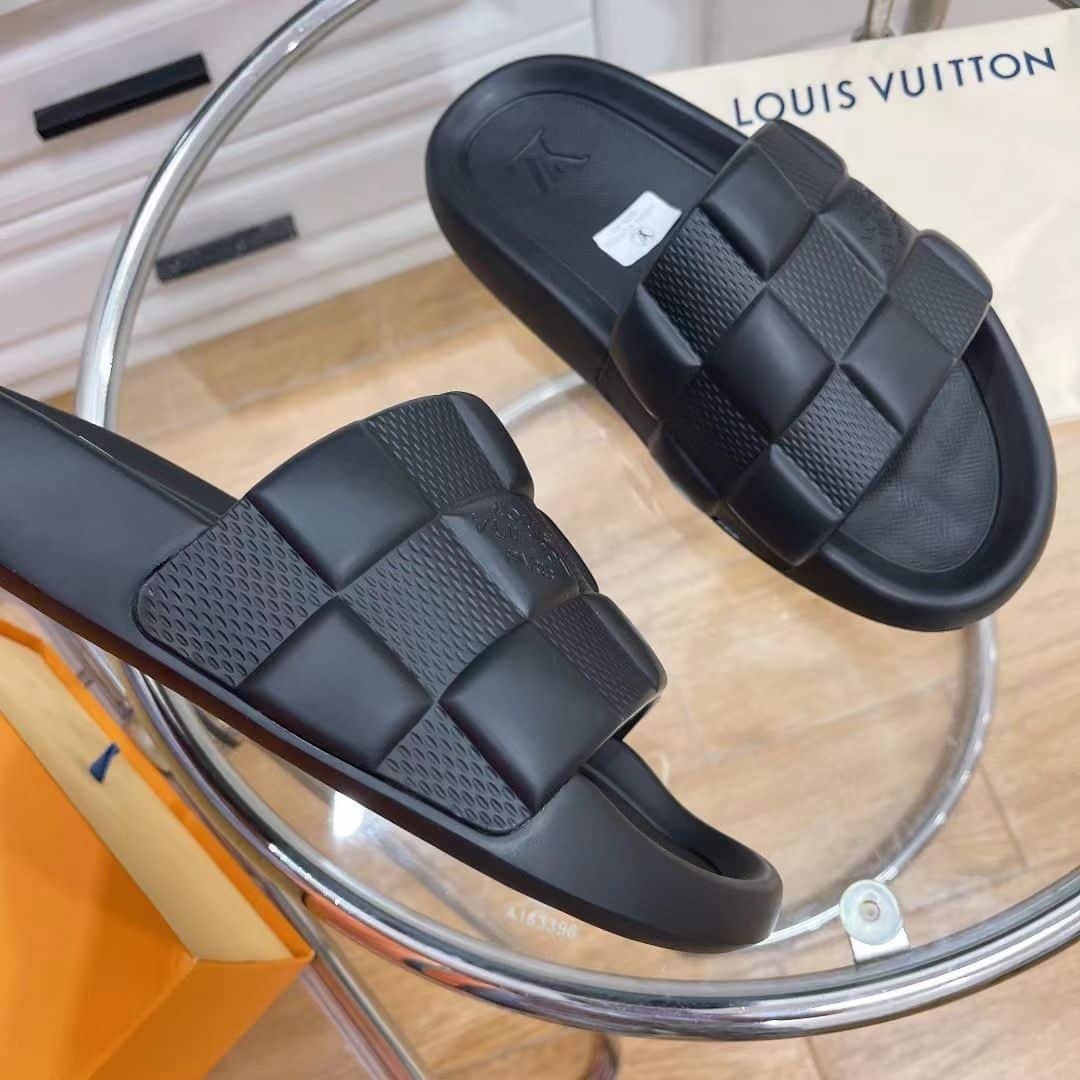 L0vis Vvtt0n Slide Black
