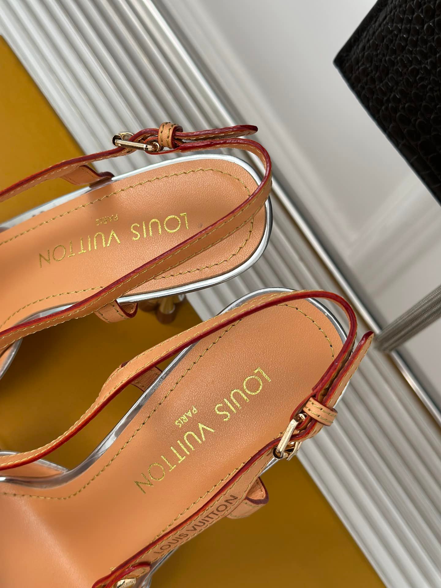 L0vis Vvtt0n Blossom Slingback Pump Silver