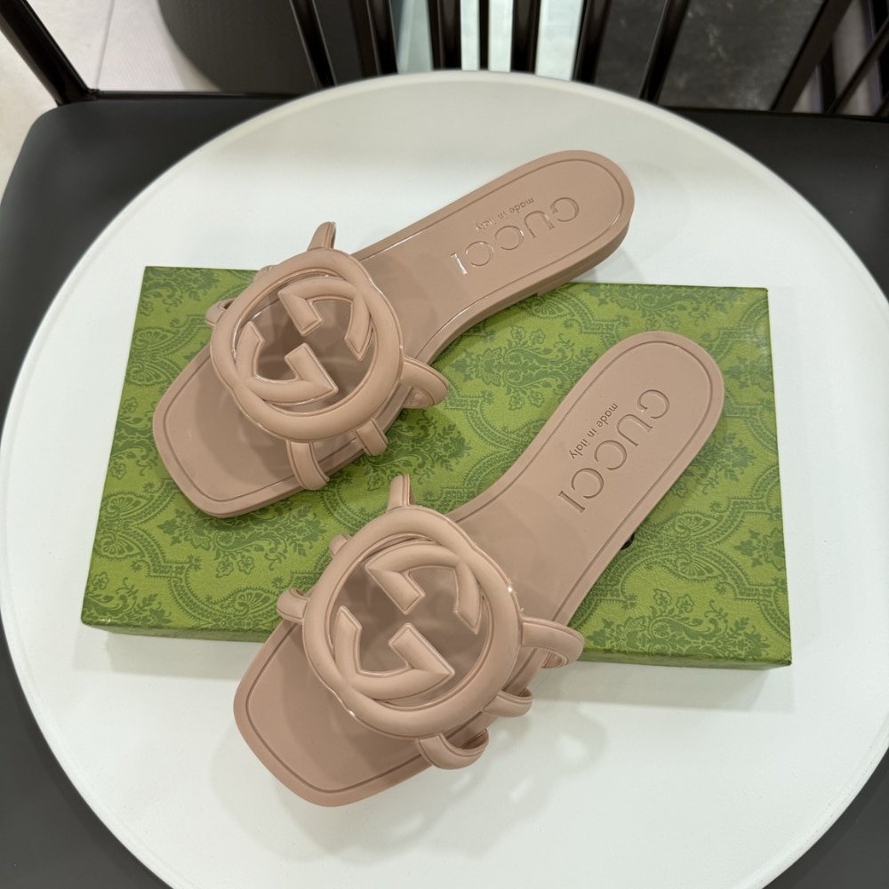 Gvc*1 Women’s Interlocking G Slide Sandal Light Beige 780307 J8700 2526