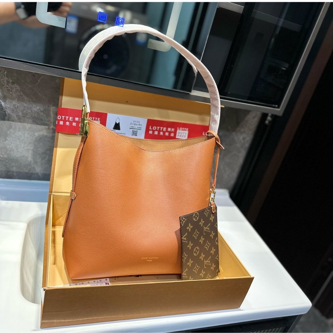 L0vis Vvtt0n Low Key Hobo MM In Cognac 31Cm M24974
