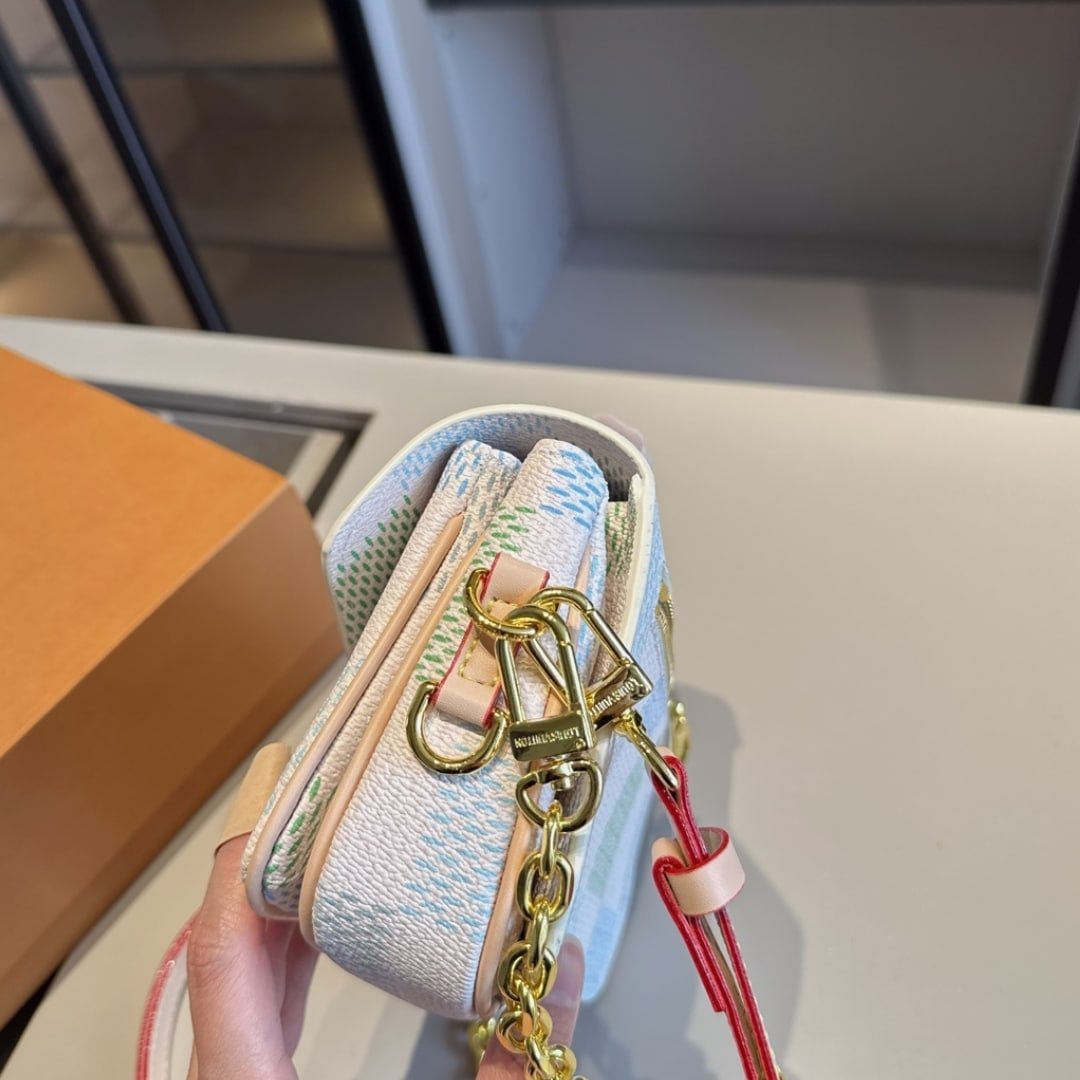L0vis Vvtt0n Pochette Métis East West Damier Canvas Light Blue 21Cm