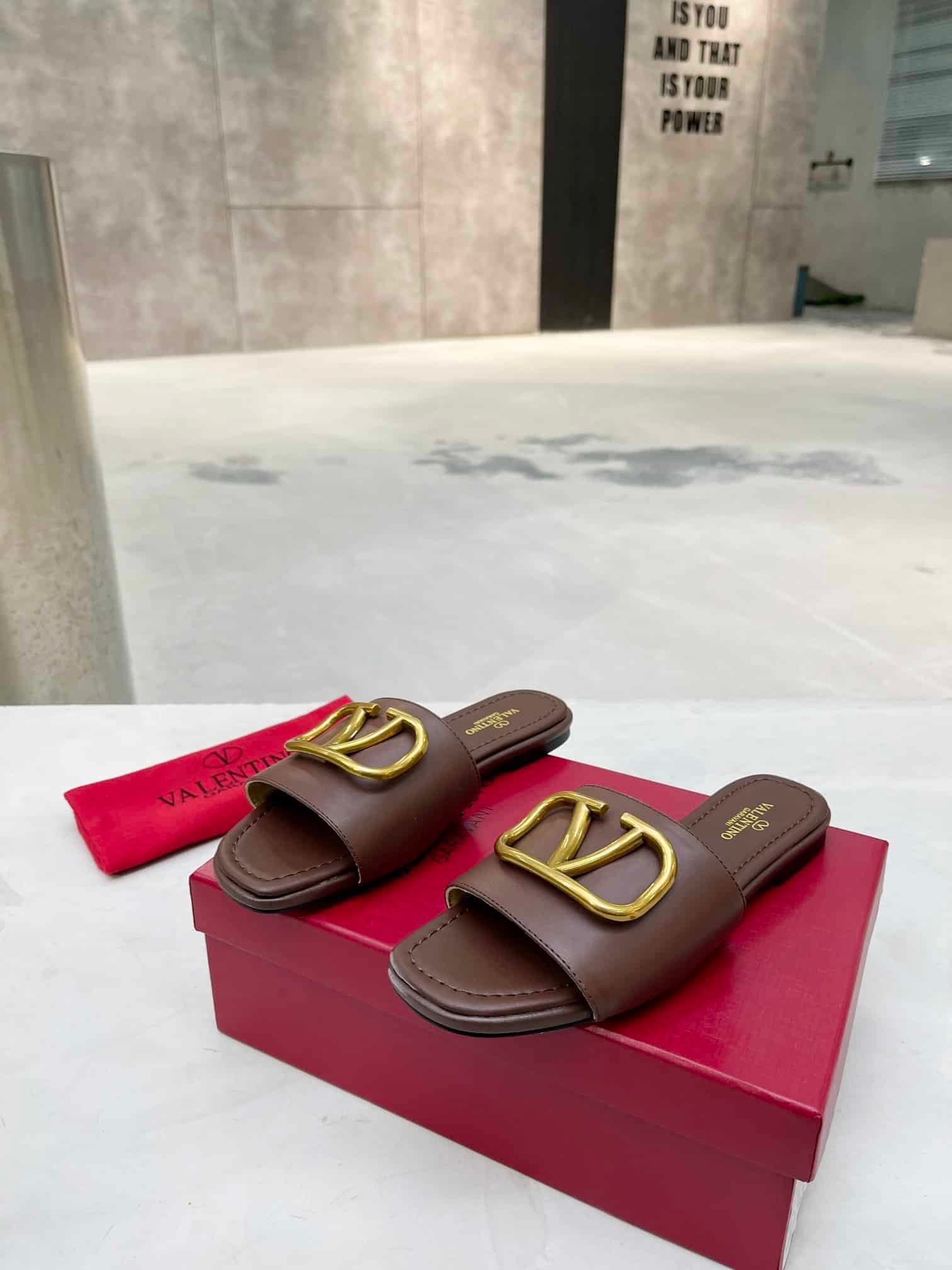 Va1e*ntin0 Garavani Vlogo Signature Slide Sandal Brown