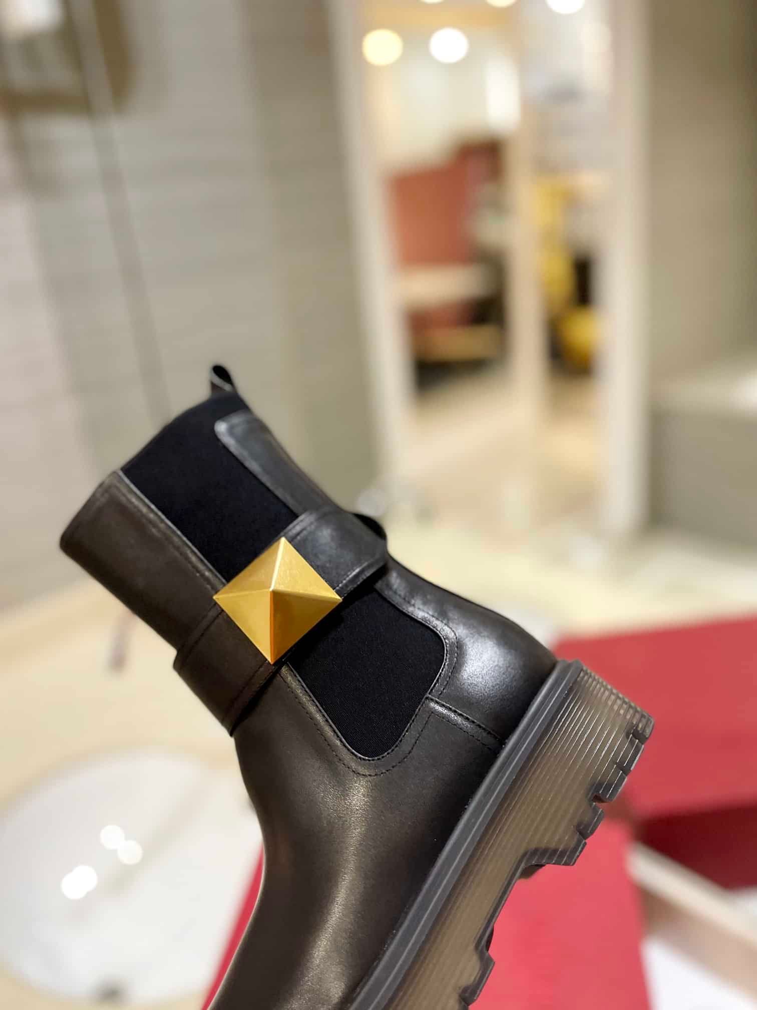 Va1e*ntin0 Garavani One Stud Beatle Boot In Calfskin Black
