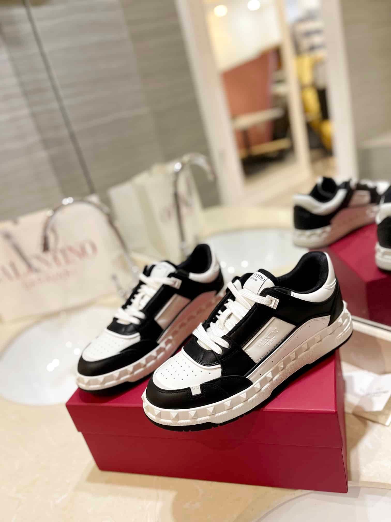 Va1e*ntin0 Garavani Freedots Low Top Sneaker In Calfskin Black 4Y2S0H43Rdg 0Ni