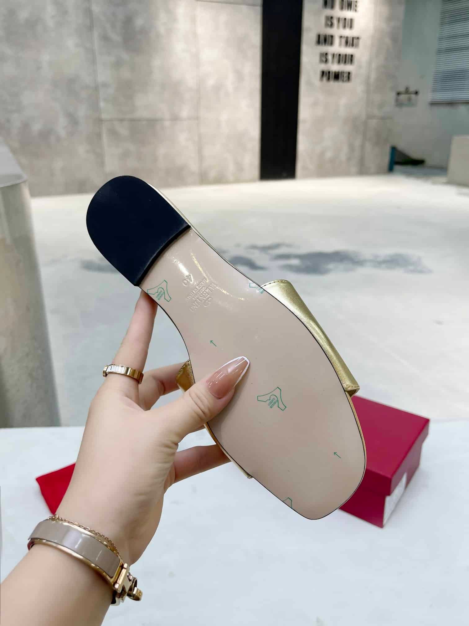 Va1e*ntin0 Garavani Vlogo Signature Slide Sandal Gold