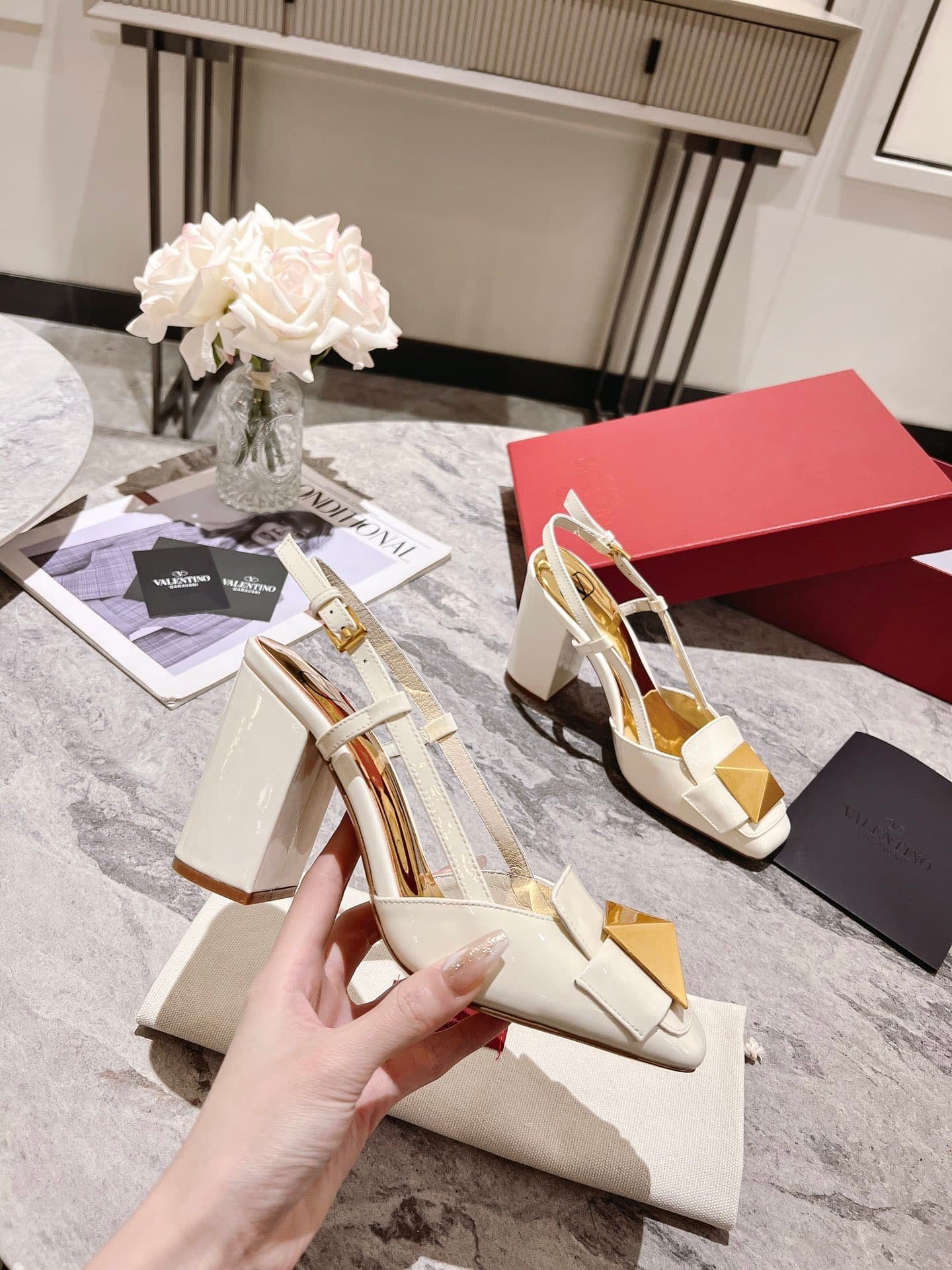 Va1e*ntin0 Garavani One Stud Patent Leather Slingback Pump White