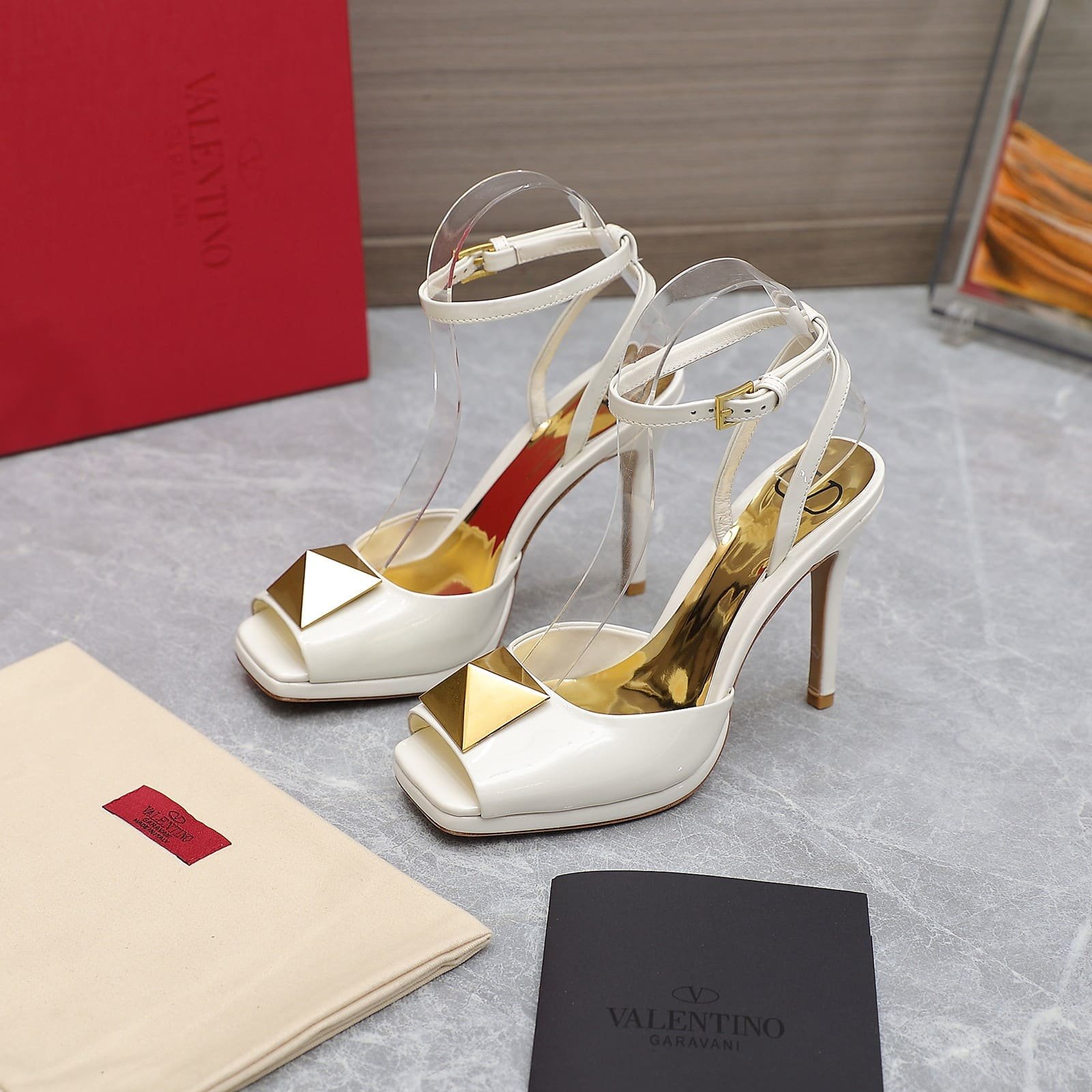 Va1e*ntin0 Garavani Roman Gold Stud Block Pump White