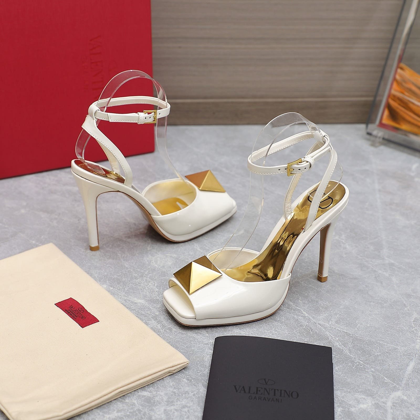 Va1e*ntin0 Garavani Roman Gold Stud Block Pump White
