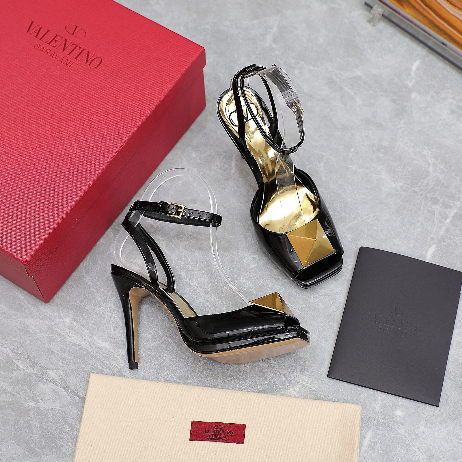 Va1e*ntin0 Garavani Roman Gold Stud Block Pump Black